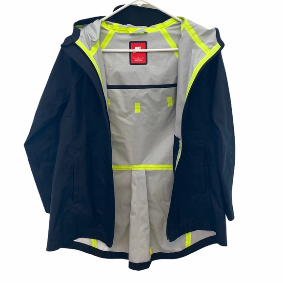 NIKE Girls Sportswear Rain/Wind Jacket - Picture 2 of 8
